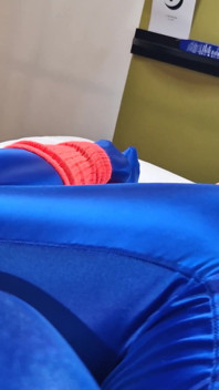 En primer plano - Monika jugosa Blue Zentai entrenamiento fitness