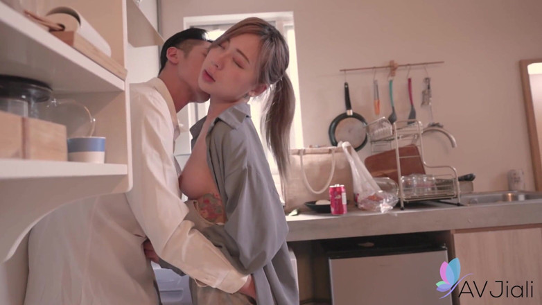 AV Jiali: リンは仕事を休むと、同僚が彼女のところに来て彼女とセックスします。