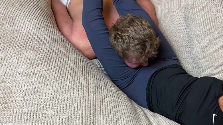 Mean Asian Wife: Cruel Headscissors v modrých legínách na gauči