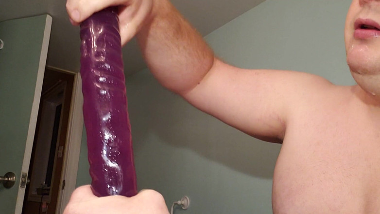 Charlieboy69: Gola profonda con un dildo