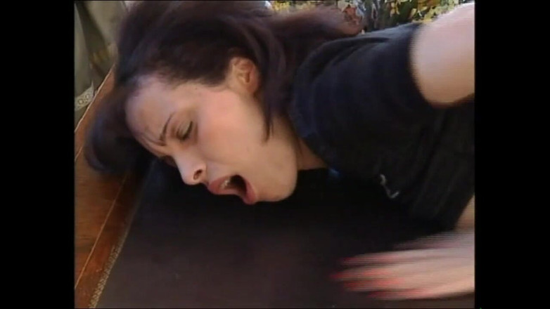 Vintage megastore: La giovane mora viene scopata duramente a casa sul tavolo...