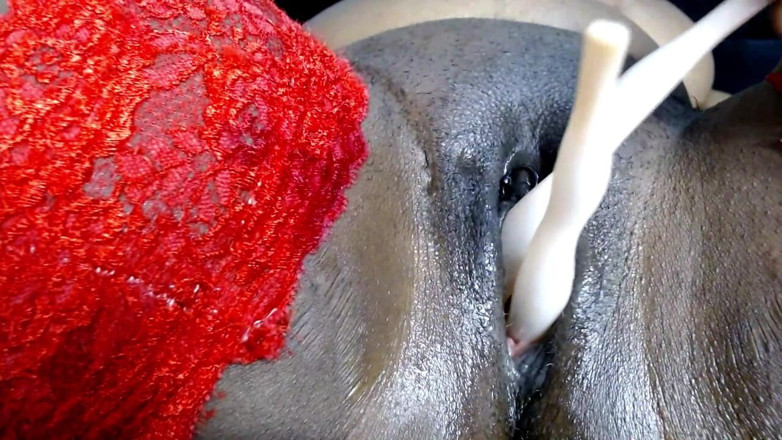 Maeling: Teef in poesjespop geduofd als seksspeeltje - twee