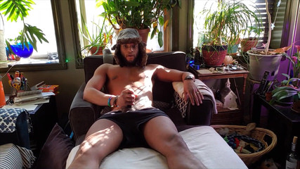 Kennie Jai: Kenniejai se masturbează cu o pălărie pe