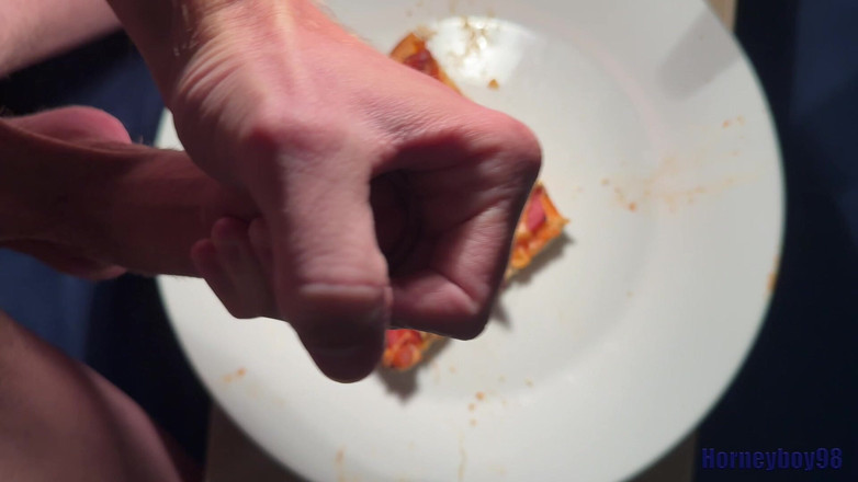 Horneyboy98: Twink pizzasına sıçratıyor