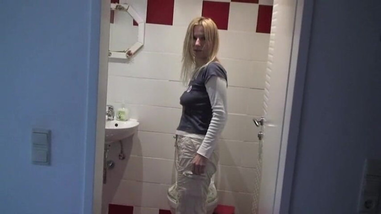 Femdom Austria: Sarışın kaltak evde işiyor