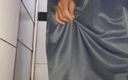 Naomisinka: Asijský crossdresser masturbuje a má na sobě kluzkou uniformu vysokoškolačky