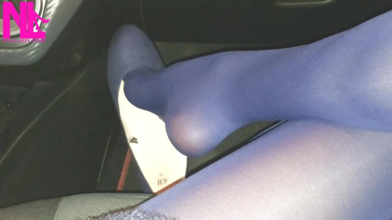 Nyllady: Pendulation et jeu de chaussures dans des collants bleus et...