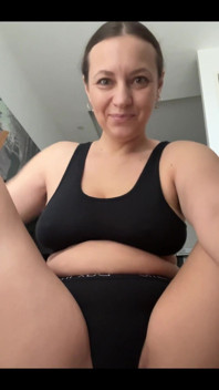 There’s Nothing More Attractive That a MILF Who Is Curvy and Confident with Herself