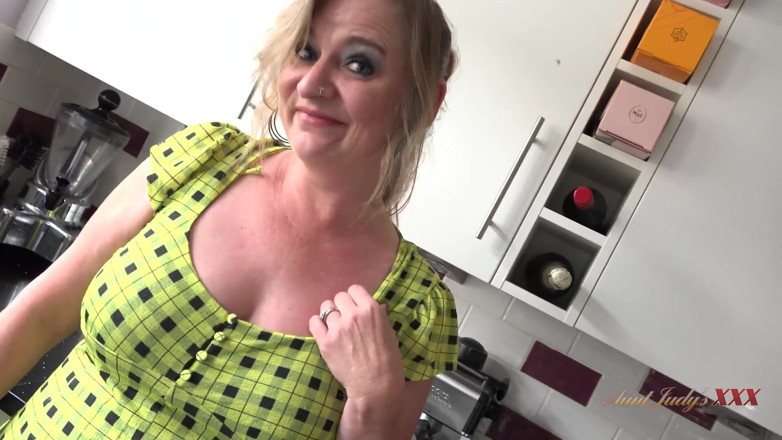 Aunt Judy's XXX: 46-jarige rondborstige milf huisvrouw Nel - keuken pov zuigen en neuken