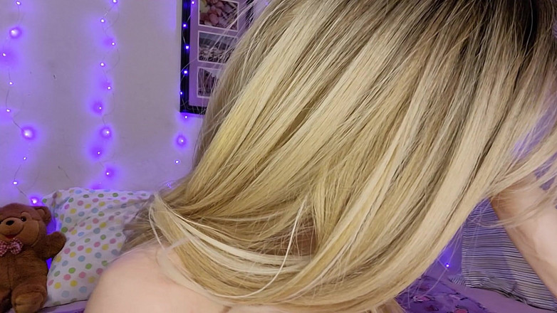 Brenna Lilac: 顔にチンコを擦って