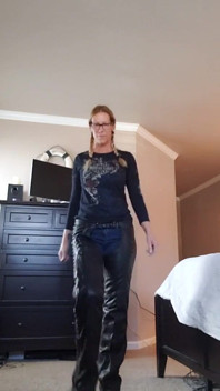 MILF Camgirl Jess Ryan Full Leathers Looking Hot