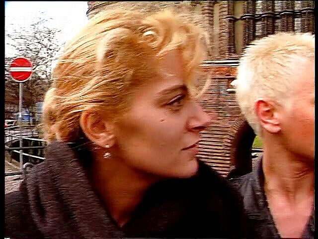 Lucky Cooch: Belle ragazze che fanno un'intervista all'aperto