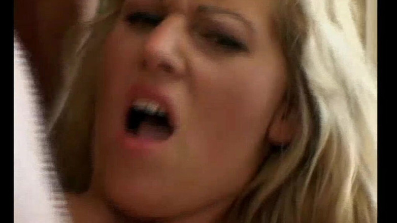 Bitch Girl Video: Dia mendapat dua ayam jantan di pantat