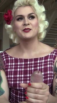 Isabelle, blonde pinup, prend une grosse bite