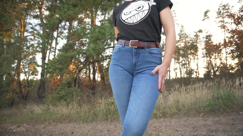 Teasecombo 4K: Adik tiri mengusik pepek cameltoe dalam seluar jeans biru di...