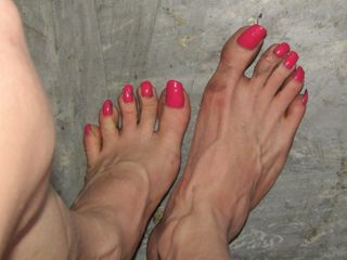 Barefoot Stables: Kadın kılıklı ayaklar mutfak zeminini temizliyor
