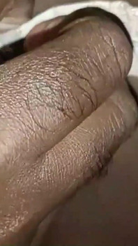 Video completo: Moglie scopata da cognato sotto il divano