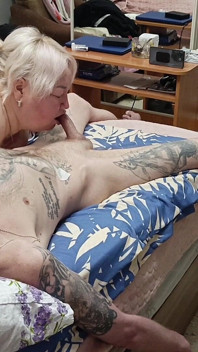 Ma belle-mère me taille une pipe profonde
