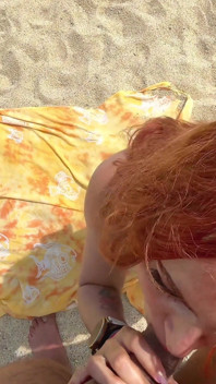 Una latina colombiana con un gran culo diventa cattiva sulla spiaggia per nudisti mentre gli sconosciuti guardano