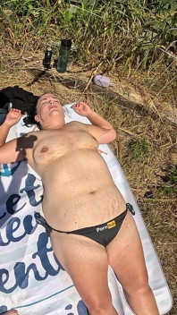Prendere il sole nuda. Voglio davvero incoraggiare gli altri ad andare offline e godersi la vita reale
