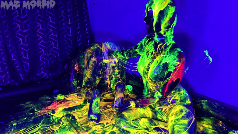 KinkyFemdomTV: Uv Wet und messy Gimpy Doppelfisting mit Patricia X