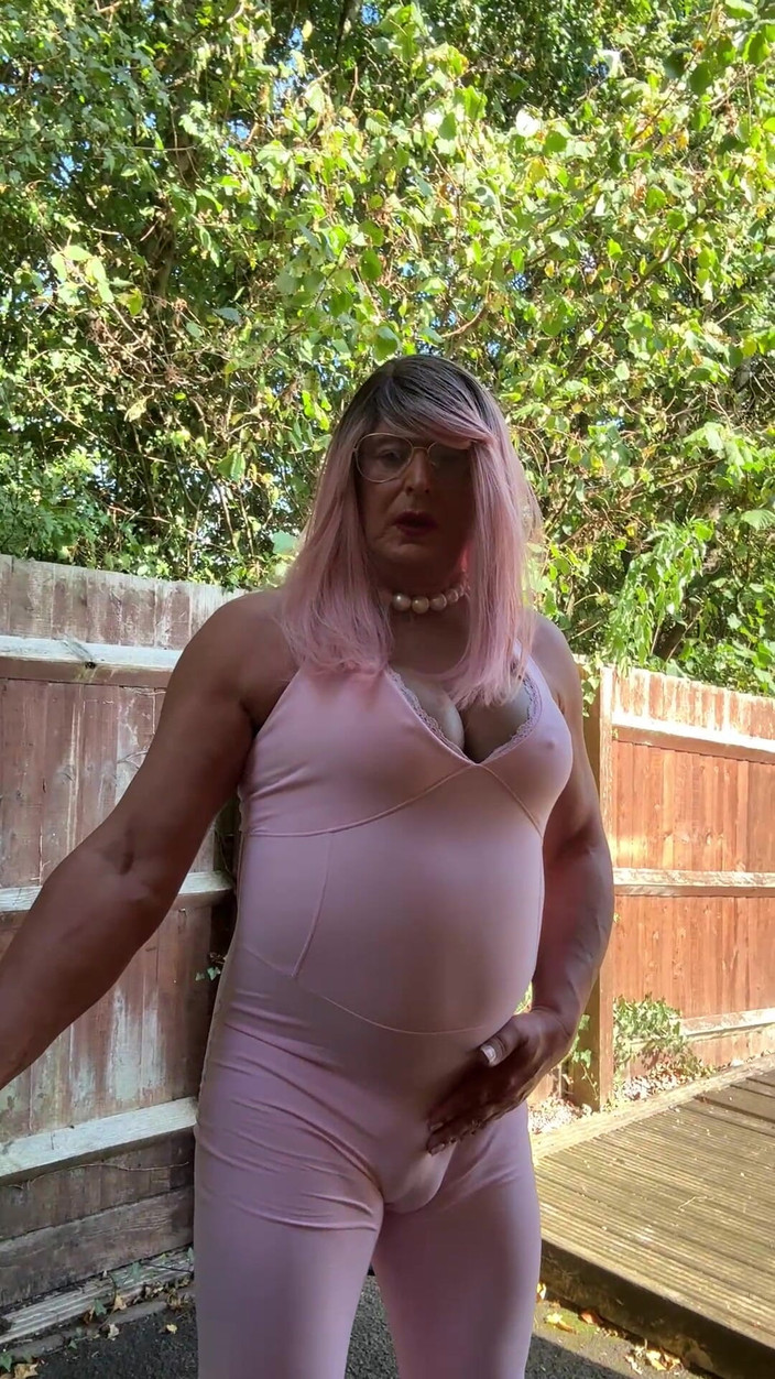 Kellycd2022: Кроссдрессер Kellycd2022 в розовом комбинезоне и на каблуках