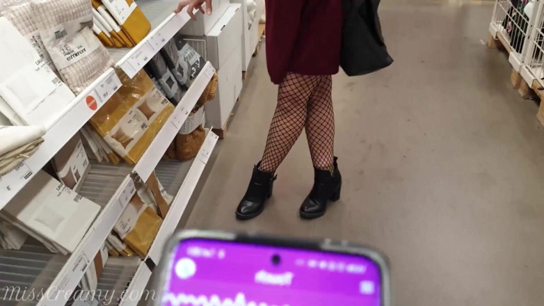 Miss Creamy: Vibratore remoto nel centro commerciale controllo la figa dell'insegnante con...