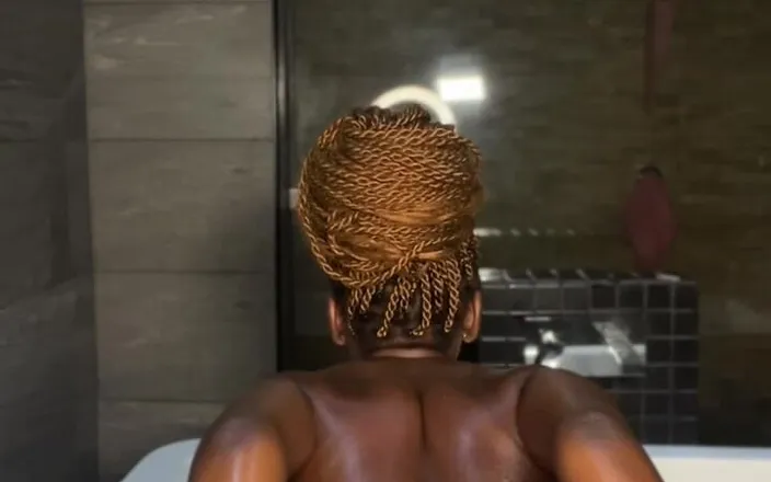 SEXXY-DAISY: Showing off My Pink Pussy From Behind