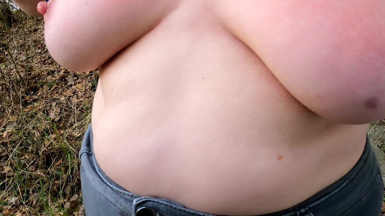 Bouncy Tits Action: เย็ดนมที่สถานีรถไฟ