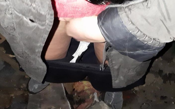 Lesbian-candys: Wir masturbieren in einer hütte, so dass niemand weiß, dass...