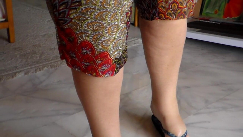 Sex hub couple: Jen is peeing on her bath slippers