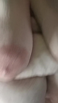 그녀의 보지를 핥고 핑거링하는 젖탱이