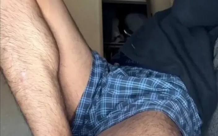 Xooshua (xblue18): New Video of a Young Man From College Masturbating