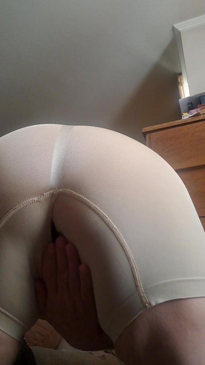 Mommy big hairy pussy: Sortant sa chatte du trou de son body