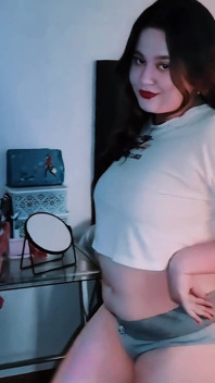 그녀의 침실에서 당신을 위해 트위크하고 후배위 섹스를 할 수 있도록 POV 귀여운 두꺼운 소녀 Twerks