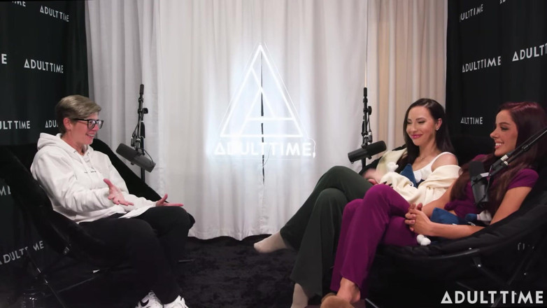 Adult Time Podcast: Podcast di pornostar dopo sveltina lesbica