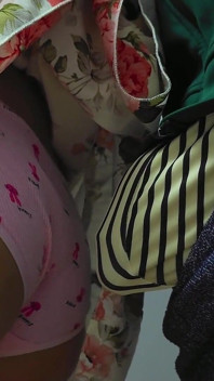 Omg!! Dolu bir metroda yabancının yarağını kaptığında neredeyse görülüyor