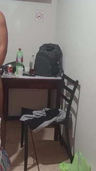 Fratele meu vitreg mă face un cățeluș dur, asta mă face să fiu