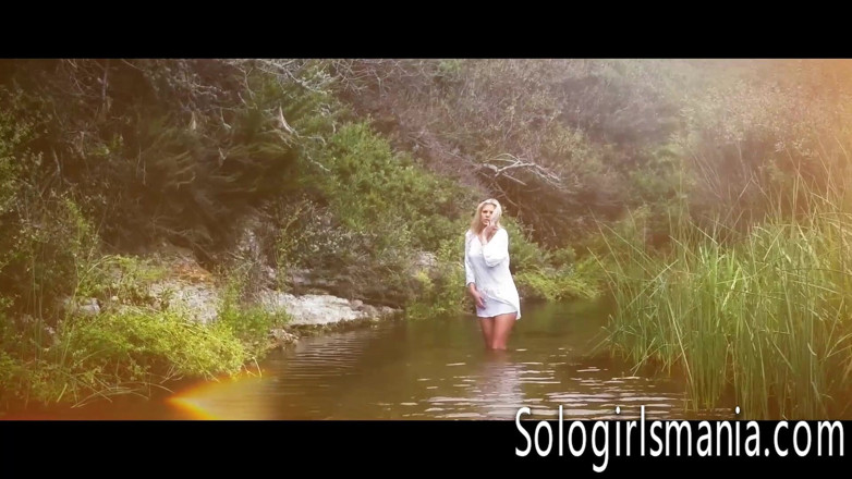 Solo girls mania: Scarlet Red Masturbate Her Pussy