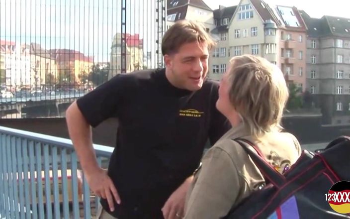 123XXX - Fucked Amateurs in Germany!: ブロンドの熟女が公園でのセックスのためにバス停で拾われた