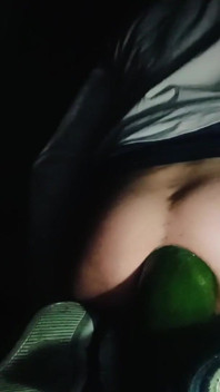 Hubený mladík otevírá svůj konečník sám