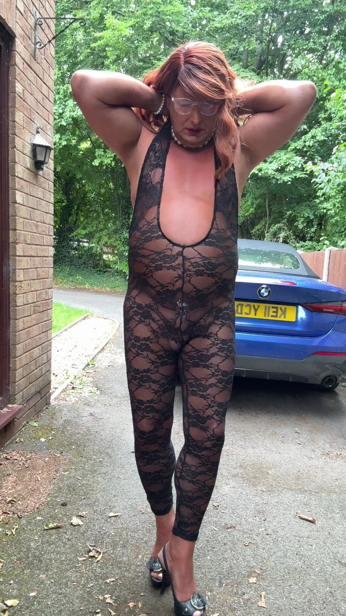 Kellycd2022: 흑인 레이스 Catsuit과 힐을 신은 섹시한 크로스드레서 Kellycd20222