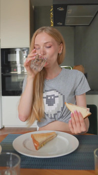 집에 있는 집주인 Dolly Rud가 집안과 자지를 돌봐주네