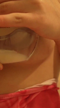 Riesin milch pumpt