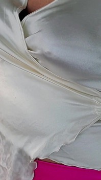 Spermă îmbrăcată în satin, fără mâini