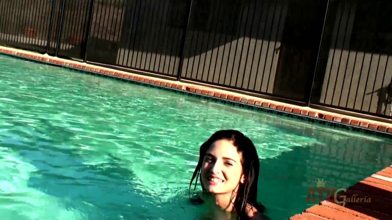 ATKIngdom Fans: Beauty babe enjoys on swimming pool
