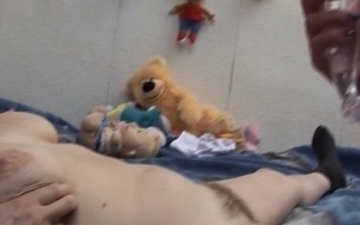 German's Lesbian: Німецька леді страпон трахає свою покоївку