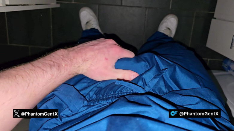 PhantomGentX: Deutscher Arzt Schleicht Sich Auf Toilette Und Wichst Sein Geheimnis...