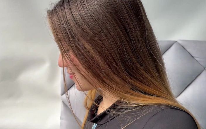 Petite Teen: 義理の兄は私が化粧をしている間、私を見てとてもムラムラします