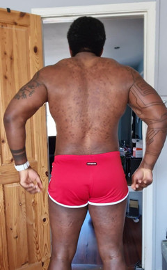 Amadeus: Red Shorts, groß